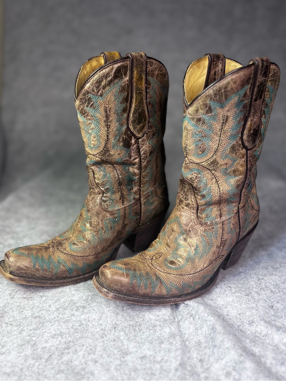 Corral Western Boots Brown leather and turquoise embroidery